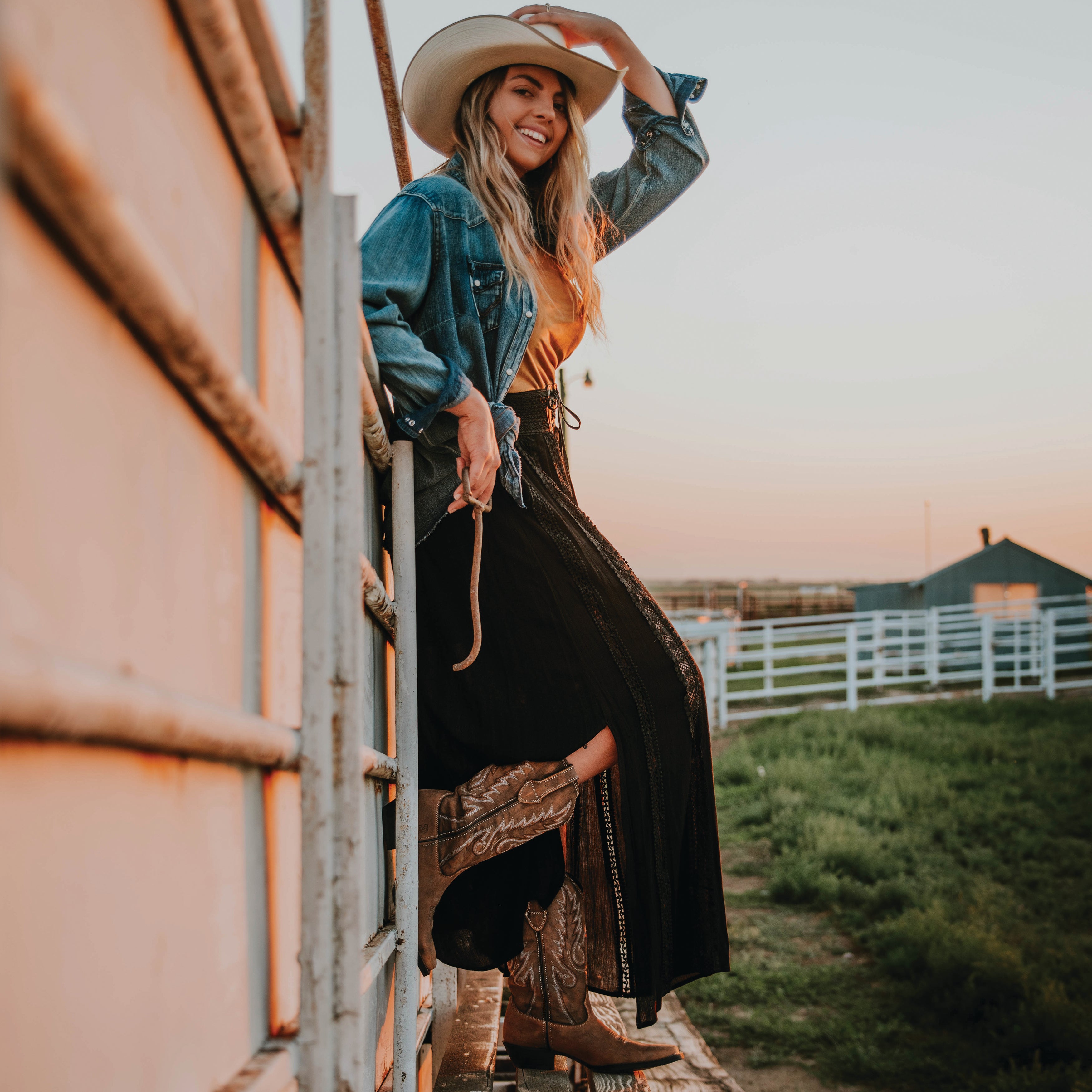 Déguisement de cowgirl rodéo noir pour femme | Acheter en ligne